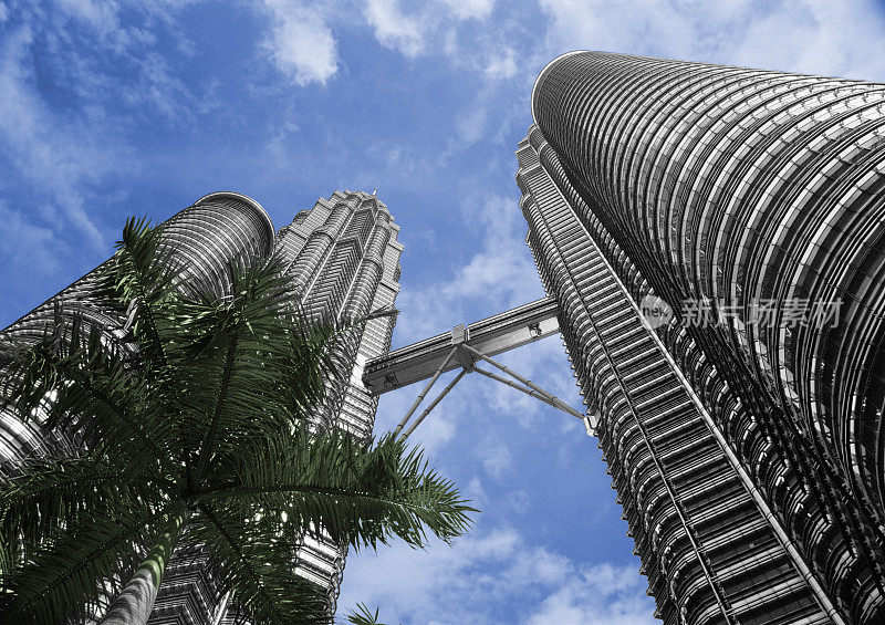 吉隆坡的双子塔映衬着蓝天