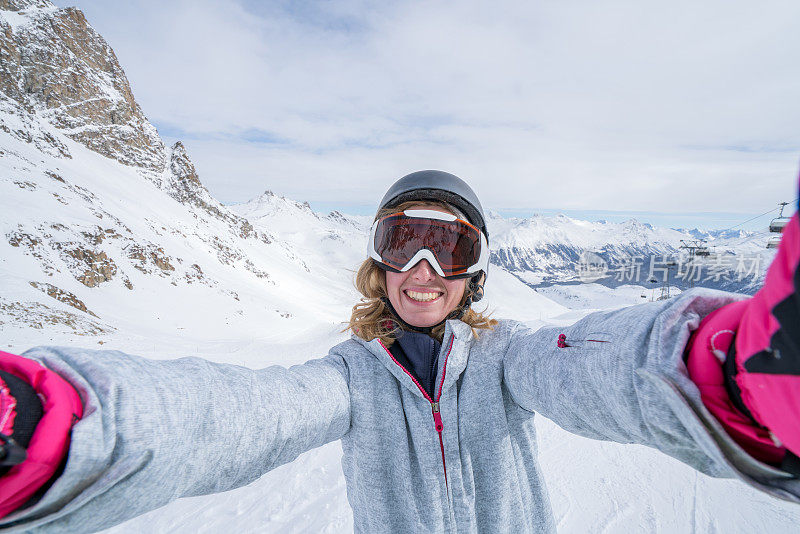 一名年轻女子在瑞士滑雪场自拍