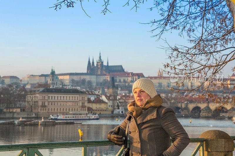 游客在布拉格拍照