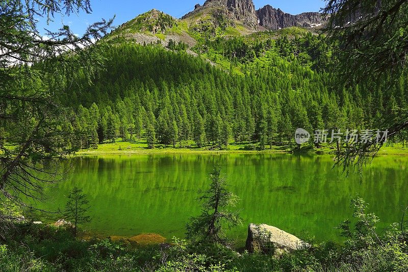 高山湖泊:意大利泰洛阿尔卑斯山脉，日出时田园诗般的白云石景观