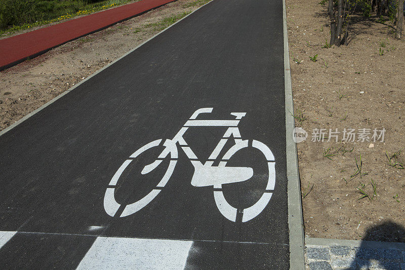 柏油路上的白色自行车道标志