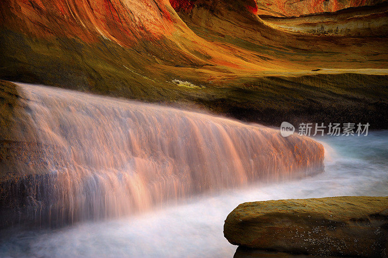 美丽的海浪在日落