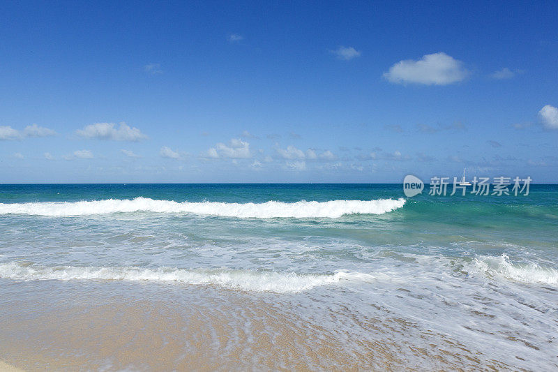 沙滩上有沙滩、大海和蓝天