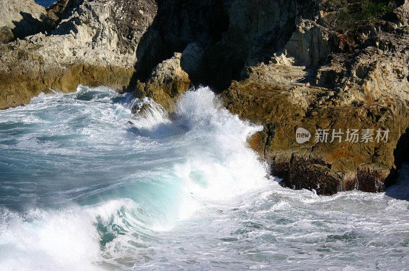 海浪拍打着岩石