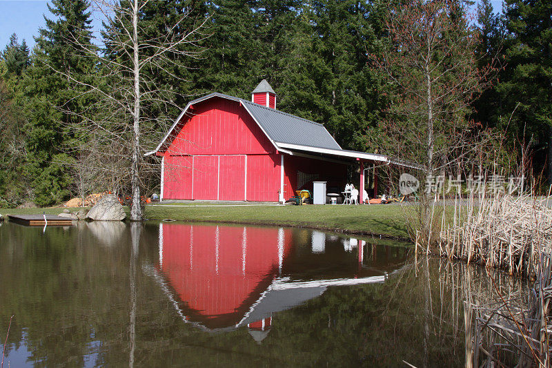 池塘边的红谷仓