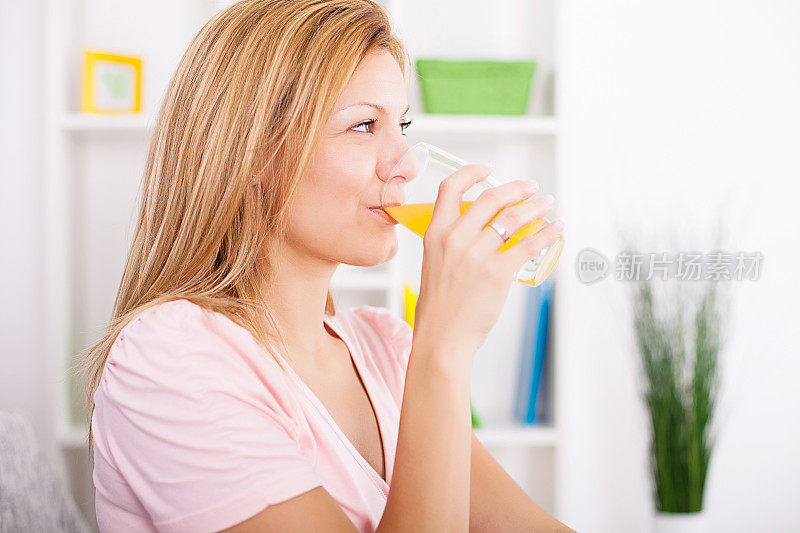 女人喝果汁