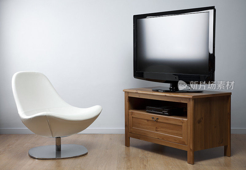 液晶电视和椅子