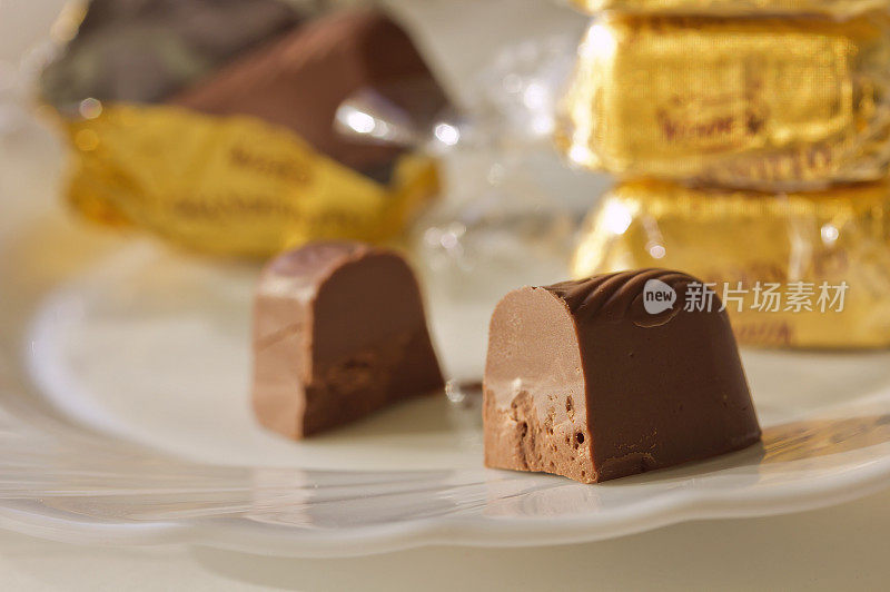 巧克力糖，切成两半，放在盘子里。特写镜头
