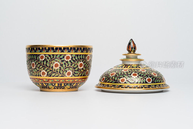 中国传统陶瓷陶器，以花点缀，手工制作。孤立背景