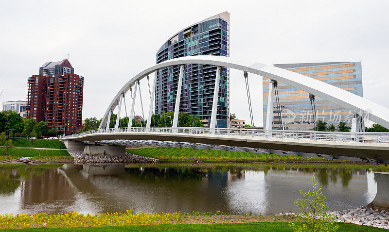 桥横跨俄亥俄州哥伦布市的肖托河