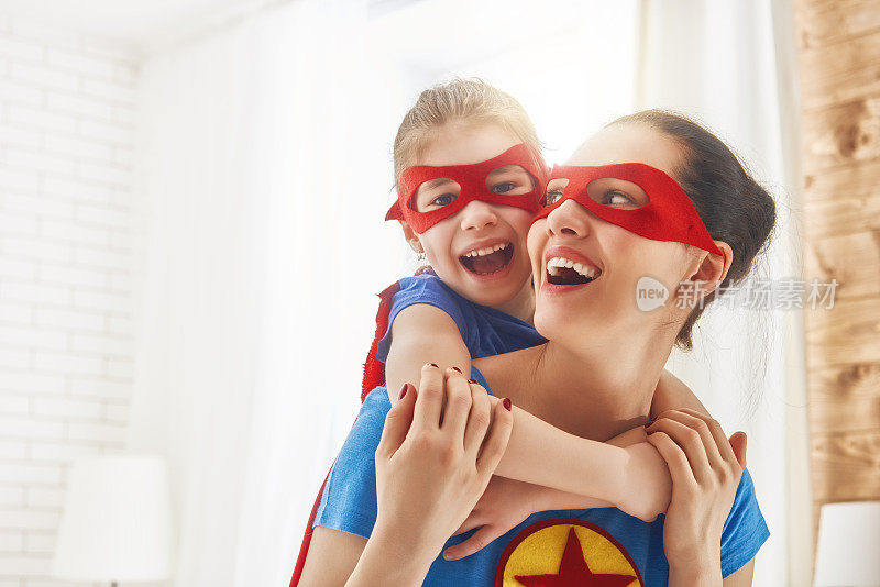 女孩和妈妈穿着超级英雄服装