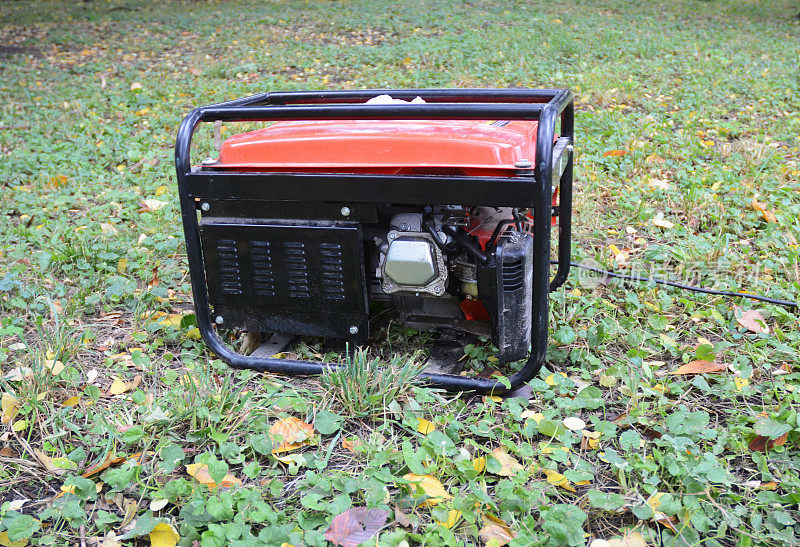 汽油便携式发电机。靠近花园中的移动备用发电机。备用发电机-户外动力设备