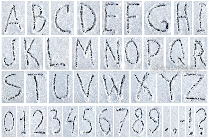字母表。写在雪地上的字母和数字