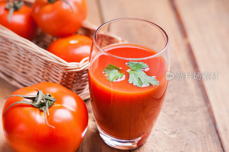 一杯新鲜番茄汁和西红柿