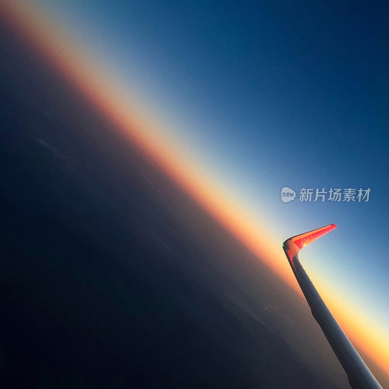 从飞机上看日落