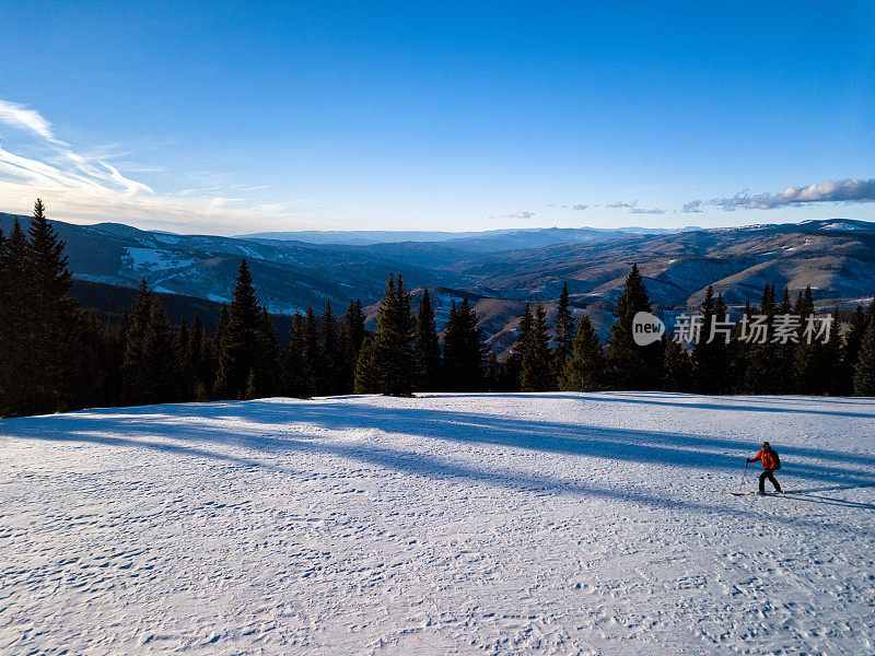 滑雪者在边远地区滑雪风景优美的山地景观