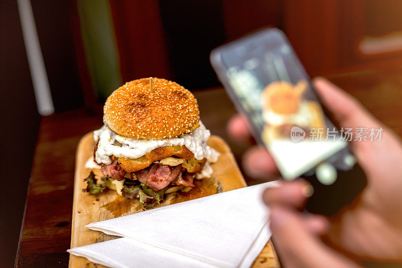 美味的汉堡。用智能手机拍摄汉堡。