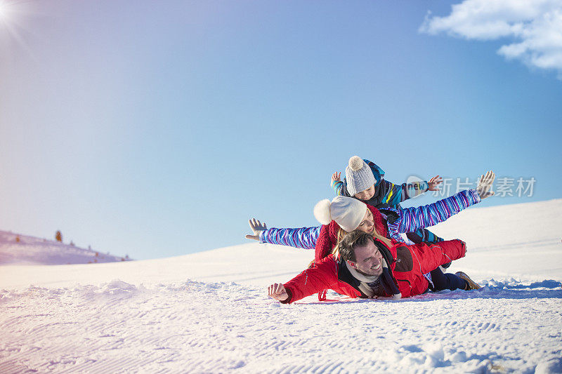 滑雪，雪阳光和乐趣-幸福的家庭在滑雪假日