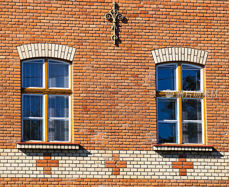 一座旧砖房的窗户