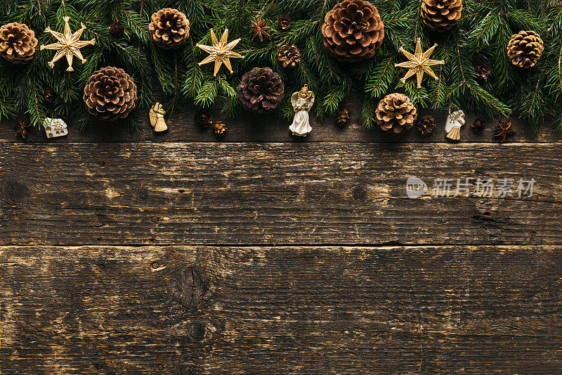 采购产品圣诞节背景，杉树枝与松果，圣诞节的小玩意和装饰在木制的背景，节日的概念与复制空间