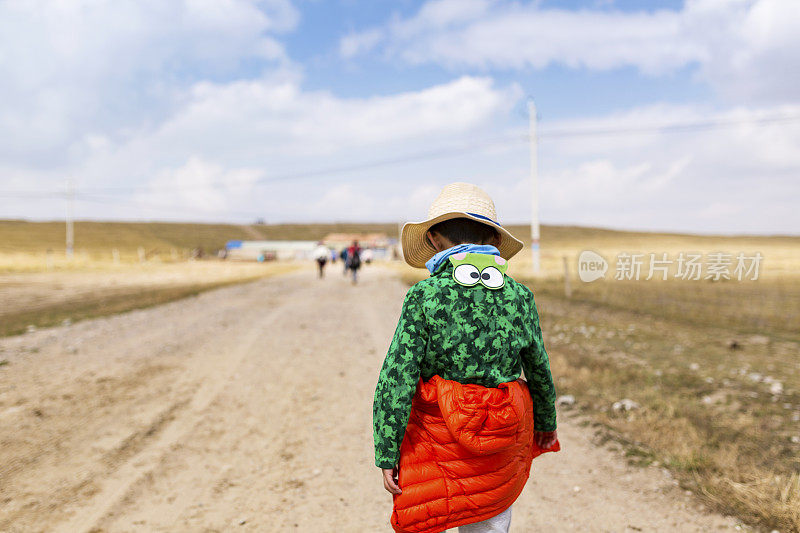 孩子走在山间小路上