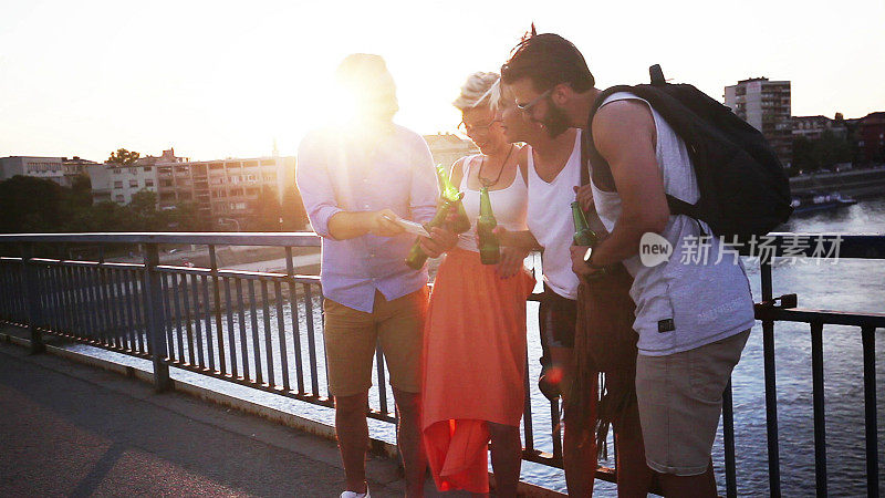 游客在桥上欣赏日落