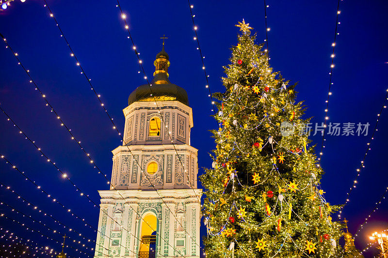 乌克兰基辅圣索菲亚大教堂的圣诞树