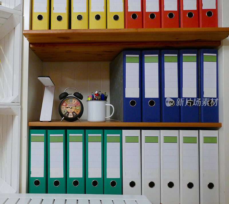 办公室:木制架子上的彩色活页夹