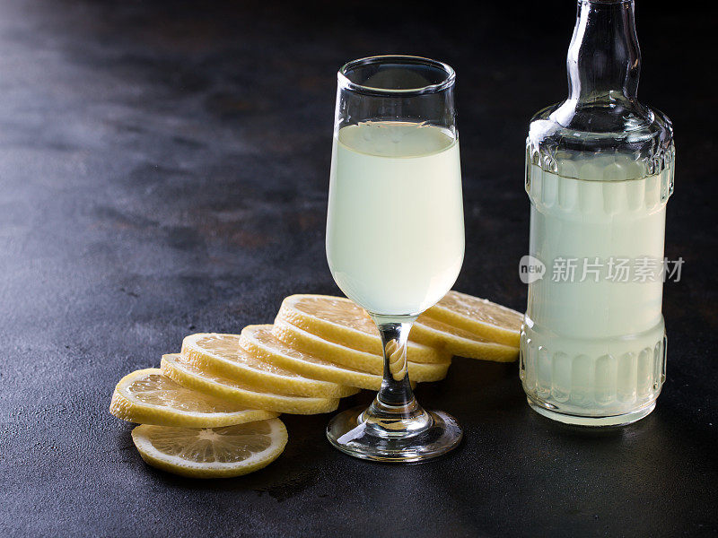 意大利传统利口酒与柠檬在复古的桌子上，选择性的焦点