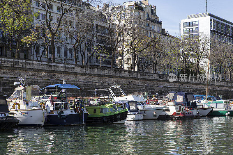 塞纳河上的船只-巴黎