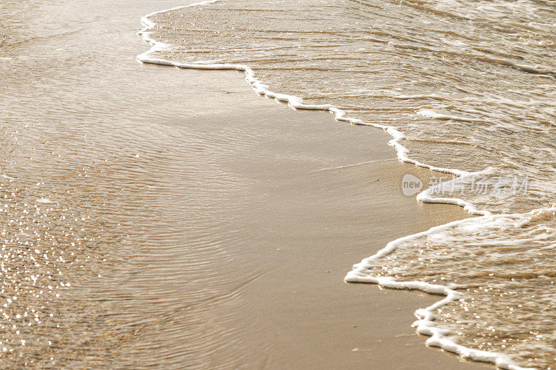 海浪的涟漪拍打着海滩