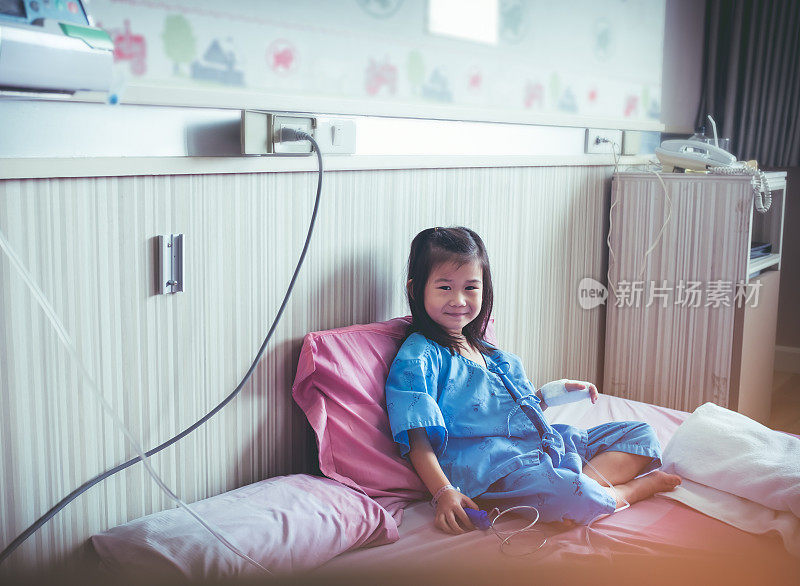 疾病亚洲儿童入院与生理盐水静脉滴注在手上。复古的基调。