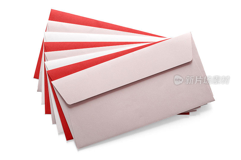 红色白色和粉红色的空白信封纸扇形特写孤立在白色背景