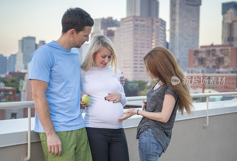 这个年轻的已婚白人家庭，一个男人和一个怀孕的女人，还有她的妹妹，一个16岁的少女，一起在屋顶上玩耍