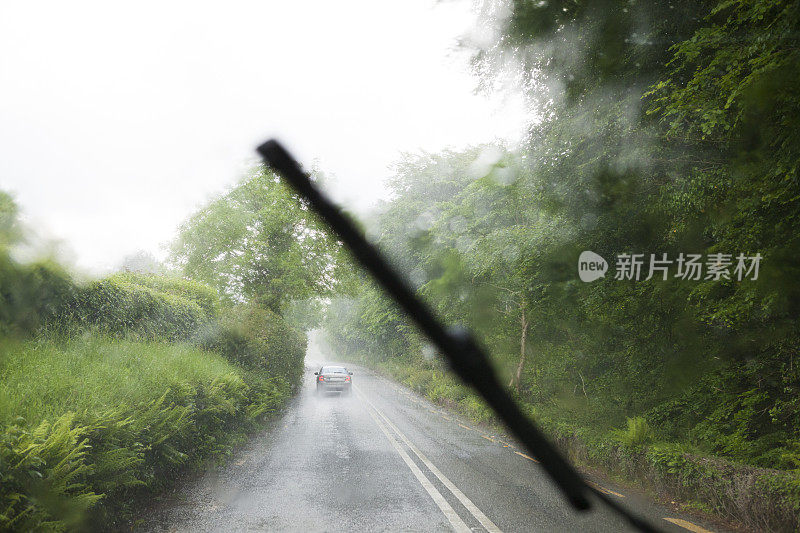 爱尔兰乡村的雨天路