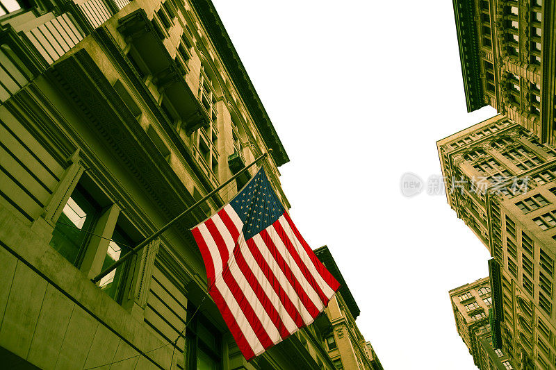 曼哈顿的城市街道上挂着美国国旗
