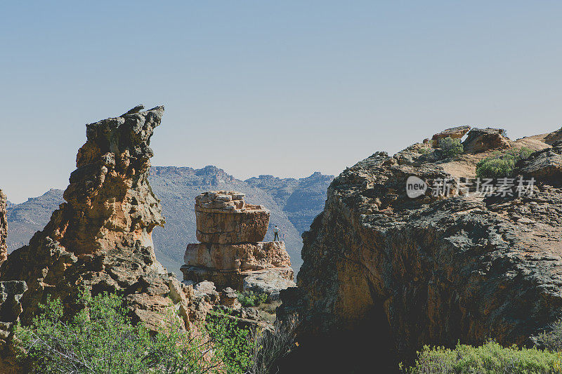 人站在岩石上欣赏风景