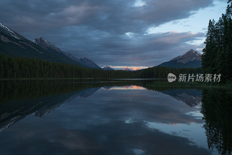 加拿大黄昏时的山湖景观