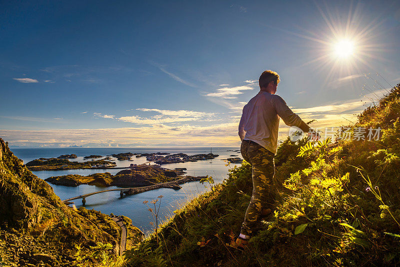 挪威罗浮敦群岛上的费斯特瓦廷登山顶徒步旅行者