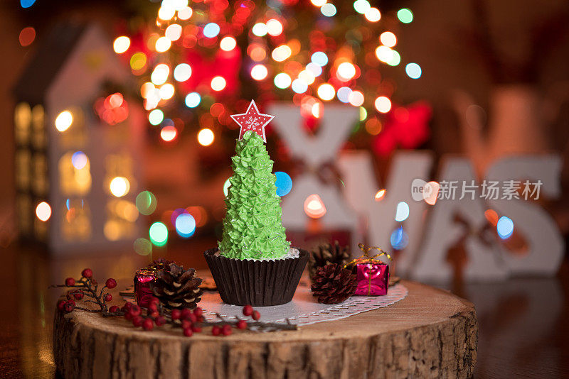 有圣诞树和彩灯的圣诞纸杯蛋糕