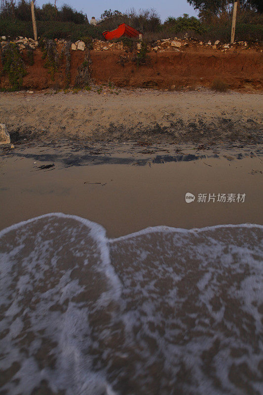 在海滩上结束一天