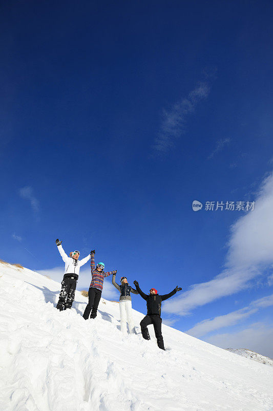 滑雪快乐的滑雪者班在山顶业余冬季运动高山滑雪。群滑雪者。最好的朋友，男人和女人，滑雪者享受阳光明媚的滑雪胜地。高山雪景。