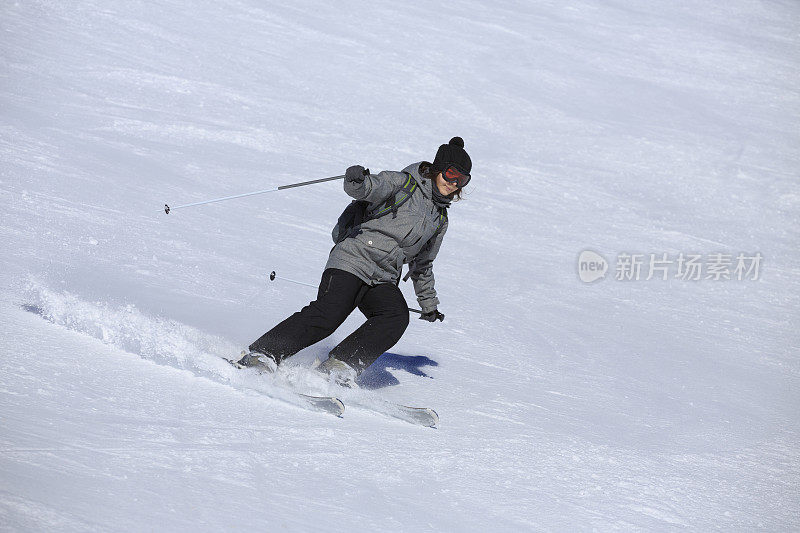 业余冬季运动十几岁的女孩滑雪滑雪在阳光明媚的滑雪胜地Dolomites在意大利帕索托纳莱