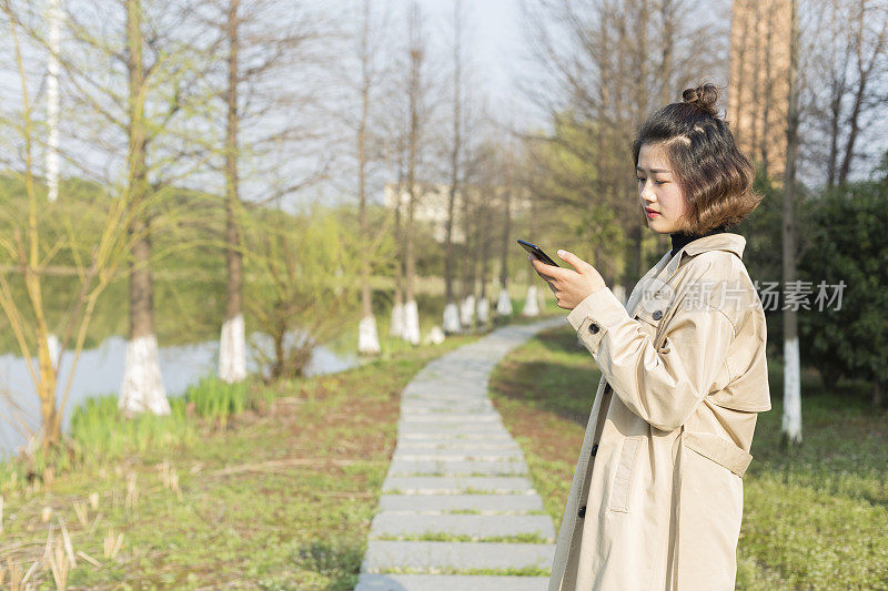 女人在公园发短信