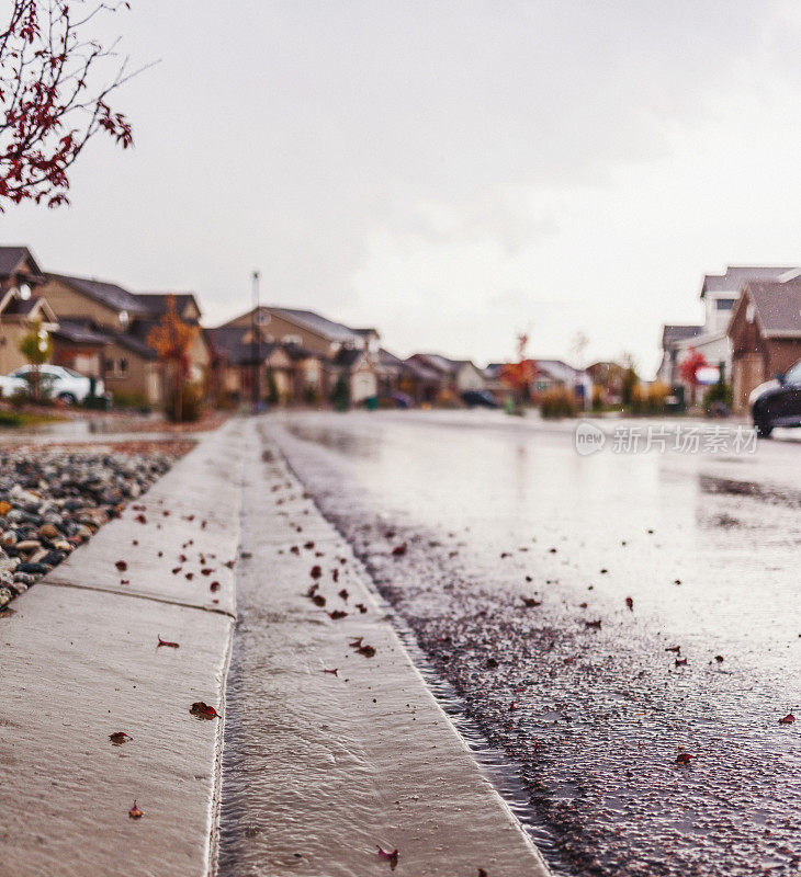 低角街景大雨在住宅小城镇美国