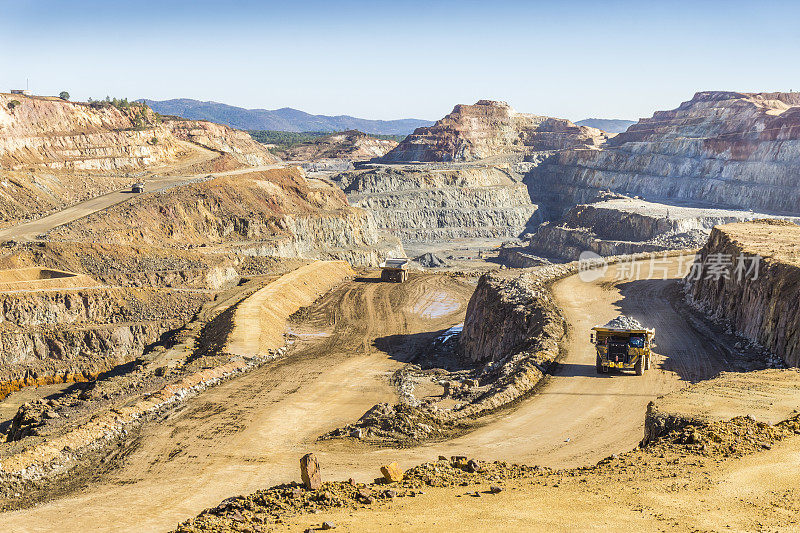 在西班牙安达卢西亚的米纳斯德里奥托现代露天矿中使用的大卡车