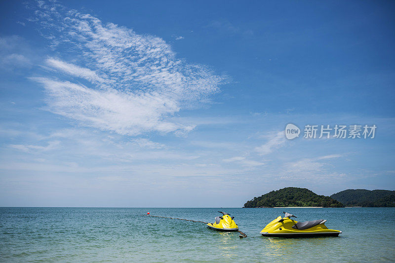 马来西亚兰卡威的Cenang海滩上的水上摩托艇