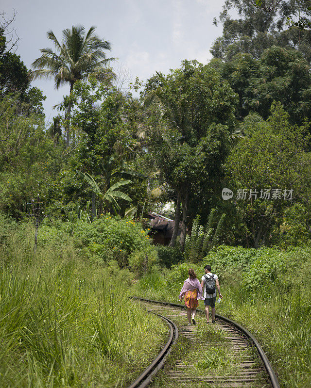 游客在斯里兰卡埃拉的铁轨上徒步旅行