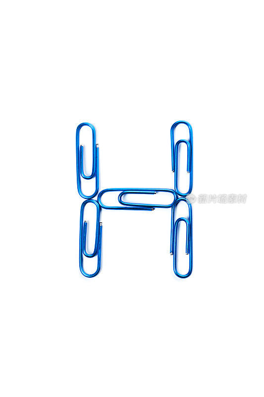 用回形针制成的字母H