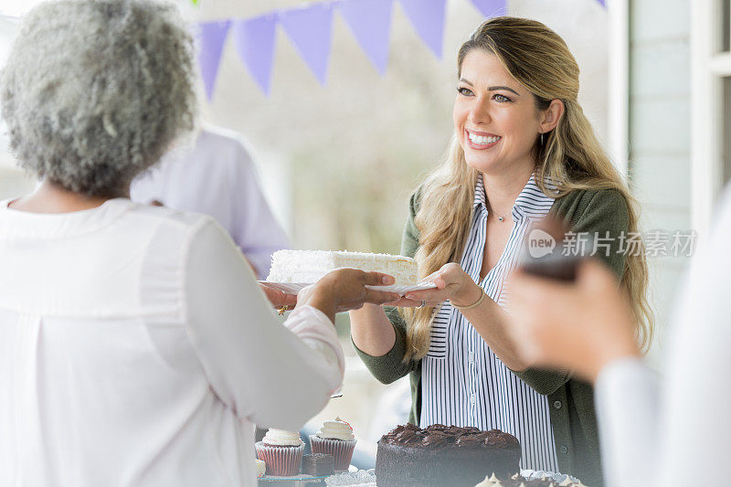 女子捐赠白蛋糕参加烘烤义卖